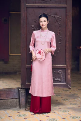 Người mẫu mặc áo dài đỏ thêu hoa
